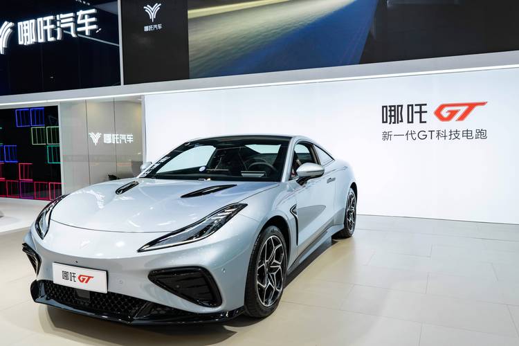 成都210哪吒汽车在智能汽车领域的表现，领途汽车在新能源汽车市场中的影响力